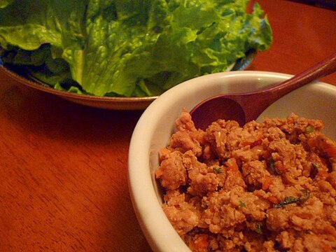 カレー風味☆鶏ひき肉と豆腐のレタス包み